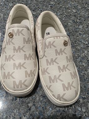 Michael Kors Kids Cream MK Logo Slip-On Sneakers with Gold Emblem